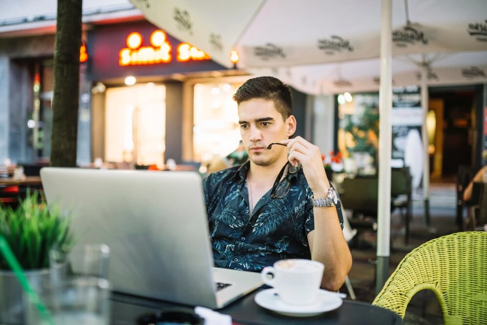 seo-working-laptop-cafe