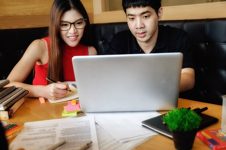 education-concept-student-studying-brainstorming-campus-concept-close-up-students-discussing-their-subject-books-textbooks-selective-focus
