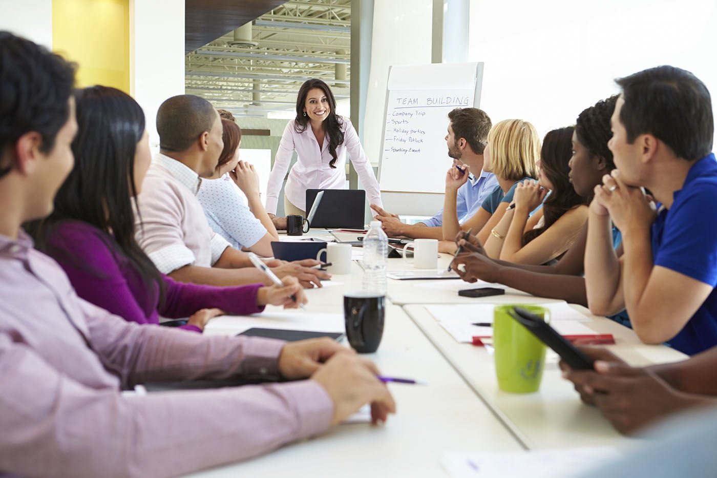 businesswoman-leading-team-meeting-on-team-building-in-modern-office
