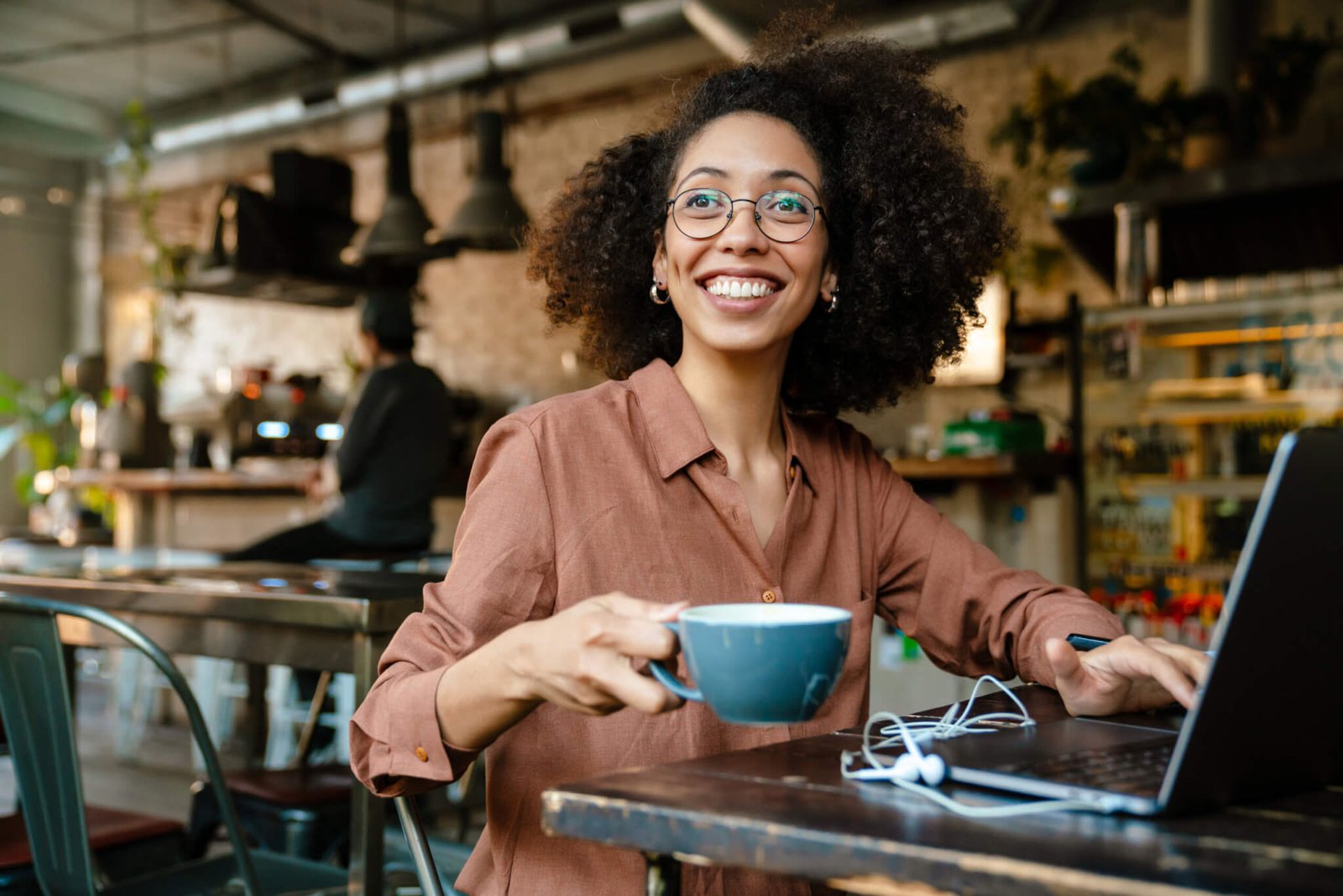 young-african-american-woman-using-laptop